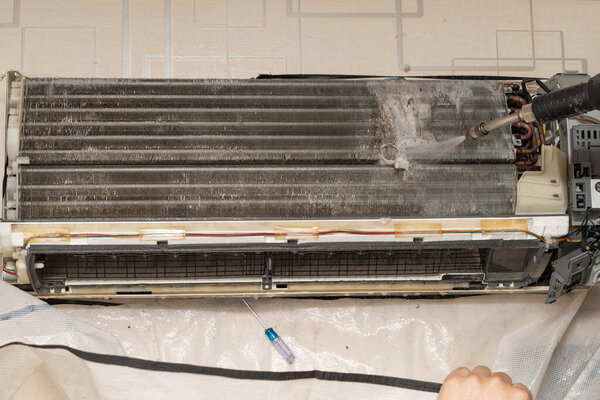 очистка кондиционера химической жидкостью
