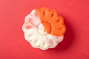 Üst manzara çiçek şekli beyaz ve kırmızı ay pastası kırmızıda