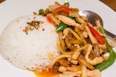 Açıyla taze pirinç, doğranmış domuz eti ve yatay kompozisyonda turşulu hardal.