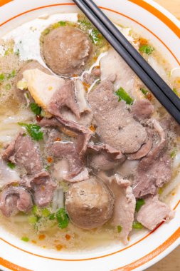 Biftek topları ve domuz sakatatı. Dikey kompozisyonda Guilin pilavlı erişte.