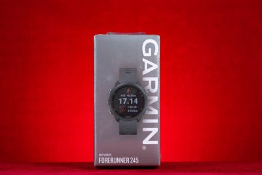 ZHONGSHAN Çin-6 Aralık 2023: yatay kompozisyonda yepyeni Garmin Forerunner 245 spor saati.