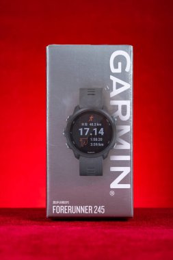 ZHONGSHAN Çin-6 Aralık 2023: dikey kompozisyonda yepyeni Garmin Forerunner 245 spor saati.