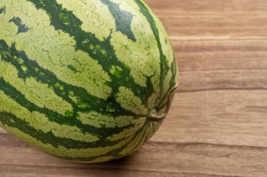 Yatay bileşimde ahşap zemin üzerinde taze karpuz