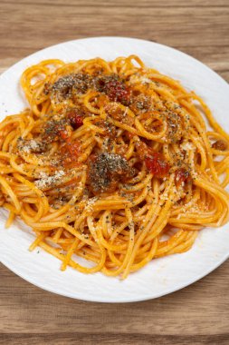 Dikey kompozisyonda klasik bolonez soslu açılı spagetti.