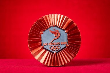 ZHONGSHAN Çin-7 Eylül 2024: 2028 Los Angeles Olimpiyat Oyunları için kırmızı yatay kompozisyon üzerine bronz madalya.