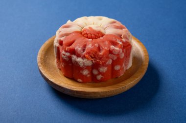 Açı görünümü küflü çiçek şekilli ay çöreği mavi arkaplanda