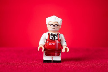 Zhongshan Çin-7 Eylül 2024: Kentucky Fried Chicken büyükbaba figürleri kırmızı arka planda.