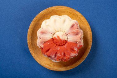 Üst manzara küflü çiçek şekilli ay çöreği mavi arkaplanda