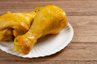 Açılı görünüm yatay kompozisyonda iki büyük tuzlanmış tavuk budu.