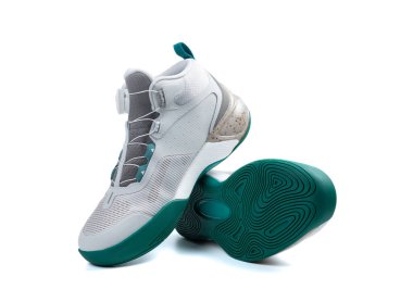 Yatay kompozisyonda beyaz arka plan üzerinde çocuk için bir çift gri spor ayakkabı