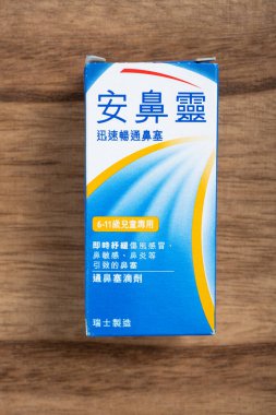 ZHONGSHAN Çin - 2 Haziran 2024: Otrivin kutusu dikey kompozisyonda.