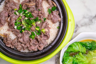 Üst görünüm kil pirinç sığır eti ve marul yatay kompozisyonda