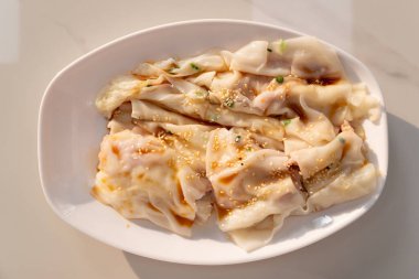 Geleneksel Çin yemeği Cheong eğlencesi veya pirinç eriştesi rulosu ya da buğulanmış vermicelli rulo yatay kompozisyon.