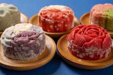 Açı görünümü küflü çiçek şekilli ay çörekleri mavi arkaplanda