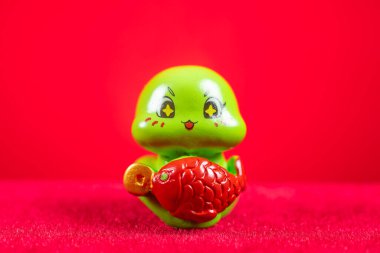 Çin Yılan Yılbaşı maskotu kırmızıda logo yok ticari marka yok