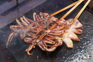 Teppanyaki yatay kompozisyonda kızarmış mürekkep balığı