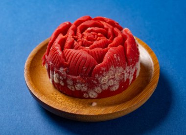 Açı görünümü küflü çiçek şekilli ay çöreği mavi arkaplanda