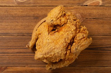 Üst görünüm yatay kompozisyonda kızarmış tavuk