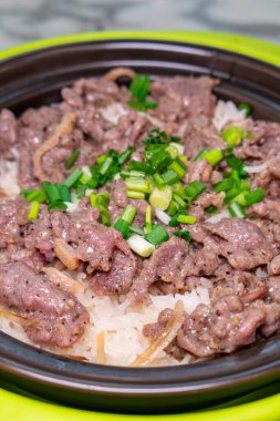 köşeli görünüm kil çömlek pirinç ve sığır eti dikey bileşim