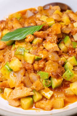 Üst manzara taze bolonez soslu tavuk eriştesi dikey kompozisyonda.