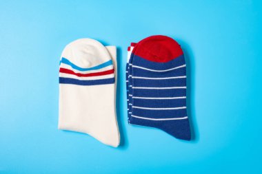 Mavi arka plandaki çocuk için katlanmış iki çift çorap.