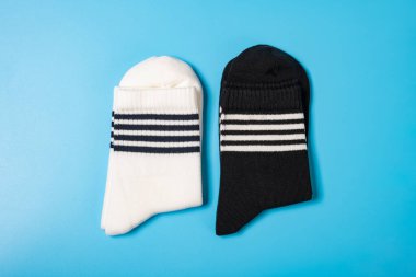 Mavi arka plandaki çocuk için katlanmış iki çift çorap.