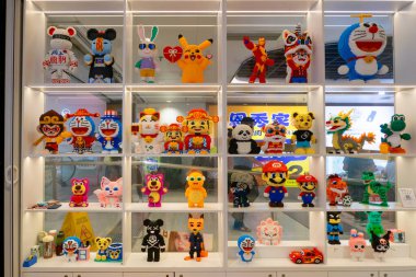 YangSuo GuangXi Çin - 13 Temmuz 2024: Oyuncak bloklardan oluşan farklı çizgi film karakterleri.