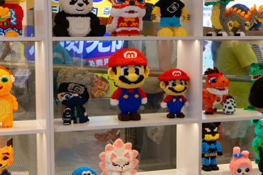 YangSuo GuangXi Çin - 13 Temmuz 2024: Oyuncak bloklardan oluşan farklı çizgi film karakterleri.