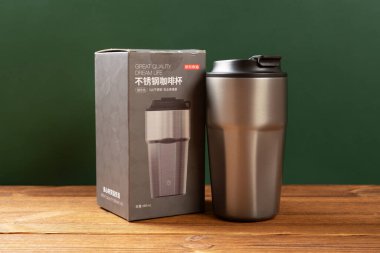 Zhongshan, Çin-21 Ekim 2024: yatay kompozisyonda paslanmaz çelik termos bardağı.