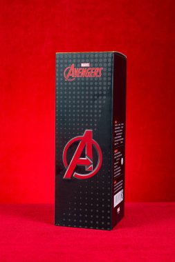 ZHONGSHAN Çin - 21 Eylül 2024: Dikey bileşimde kırmızı üzerine kırmızı bir Marvel Avengers şişesi.