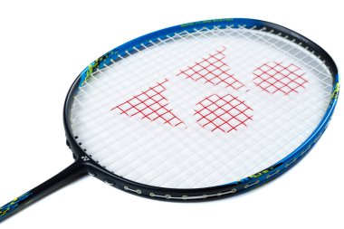 Zhongshan Çin - 28 Temmuz 2024: Yatay kompozisyonda beyaz arka planda yepyeni bir Yonex badminton raketi.