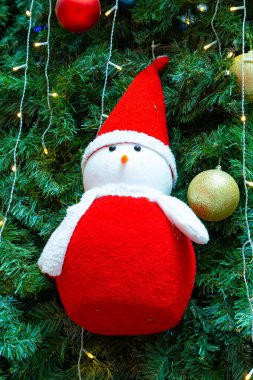 Dikey kompozisyonda şirin bir Noel Kardan Adam