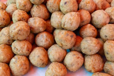 Yatay bileşimde kızartılmış balık topları