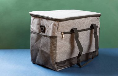 Yan görünüş, büyük gri yemek paketi.