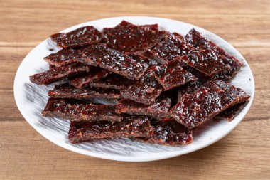 Ahşap zeminde kurutulmuş sığır eti açısı