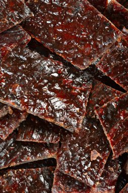 Üst görünüm sığır eti kurutma ahşap arkaplan dikey bileşim