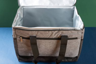 Açılı görünüm büyük gri yemek paketi taşıyıcısı