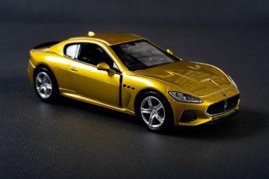 ZHONGSHAN GUANGDONG Çin - 24 Mart 2021: koyu arkaplanda bir Maserati oyuncak arabası.