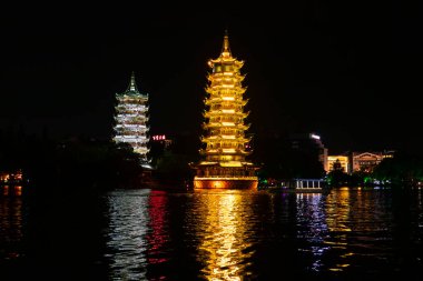 ZHONGSHAN Çin - 13 Temmuz 2024: Guilin 'deki Güneş ve Ay İkizi Pagoda' nın yatay kompozisyonu.
