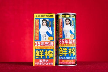 ZHONGSHAN Çin - Temmuz 1,2023: yatay bileşim kırmızı üzerine kutu ve konserve YeShu hindistan cevizi sütü.