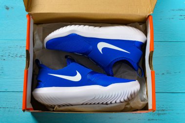 Zhongshan, Çin-19 Kasım 2019: Erkekler için mavi Nike spor ayakkabıları.