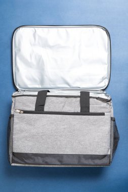 Üst manzara, büyük gri yemek paketi taşıyıcısı.