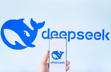 ZHONGSHAN Çin-29 Ocak 2025: Üzerinde Rednote logosu olan bir cep telefonunu yatay kompozisyonda büyük bir Rednote logosu önünde tutan adam.