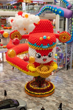 ZhongShan GuangDong Çin - 29 Ocak 2025: 2025 Çin Yeni Yılı madalyaları Dikey Kompozisyon 'daki bir alışveriş merkezinde.