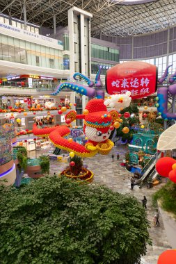 ZhongShan GuangDong Çin - 29 Ocak 2025: 2025 Çin Yeni Yılı madalyaları Dikey Kompozisyon 'daki bir alışveriş merkezinde.