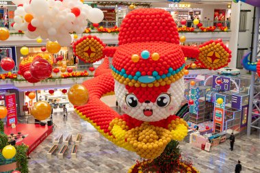 ZhongShan GuangDong Çin - 29 Ocak 2025: 2025 Yeni Yılan Yılı için Çin Yeni Yıl Dekorasyonu.