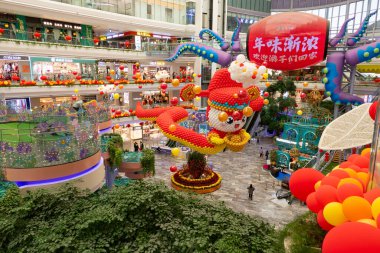 ZhongShan GuangDong Çin - 29 Ocak 2025: 2025 Yeni Yılan Yılı için Çin Yeni Yıl Dekorasyonu.