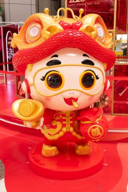 ZhongShan GuangDong Çin - 4 Şubat 2025: 2025 Yılan yılı için kapalı Çin Yeni Yılı dekorasyonu.