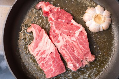 Üst görünüm sığır eti pişirilmeye başladı