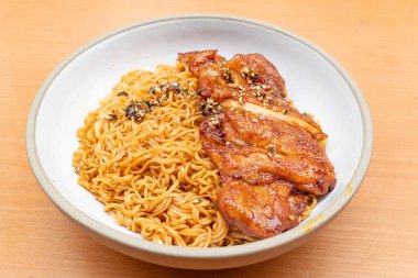 Lo Mein soslu teriyaki tavuğu ya da yatay kompozisyonda şehriye.